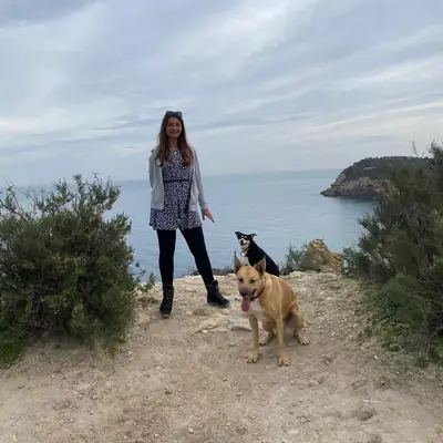 Leyla und Bella-Bella auf einem Küstenweg