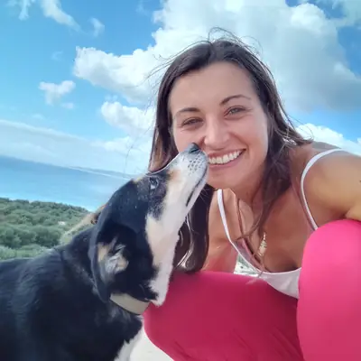 Bella-Bella gibt Leyla ein Küsschen