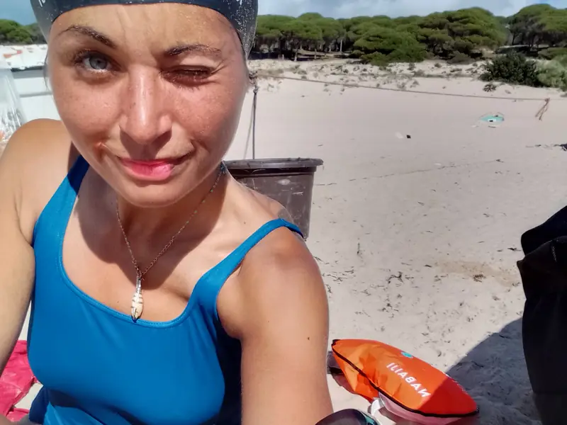 Leyla mit Badekappe nach dem Schwimmen am Strand